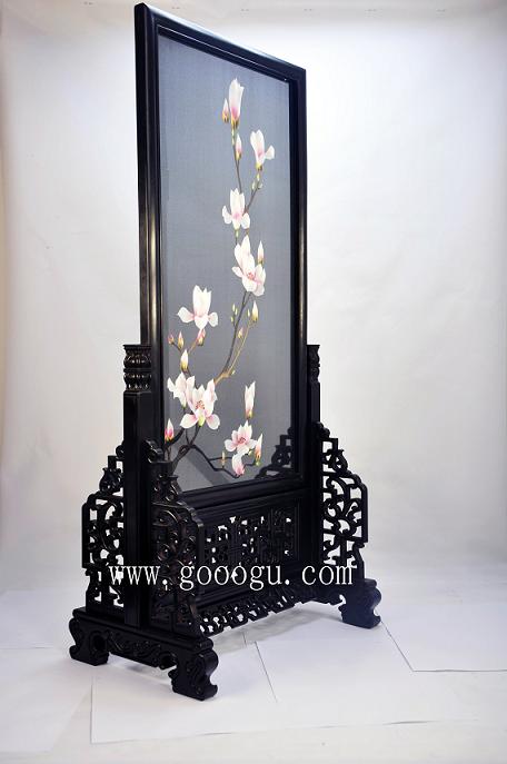 唐代詩(shī)人詠：&ldquo;晨夕目賞白玉蘭，暮年老區(qū)乃春時(shí)&rdquo;。若天天賞視玉蘭，嗅著濃郁的芳香，可人老心童，留住歲月，永著青春